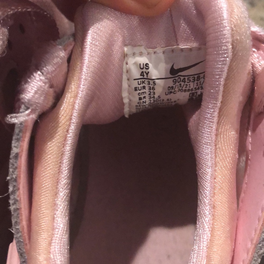 Nike #4 - Picture 4 of 4